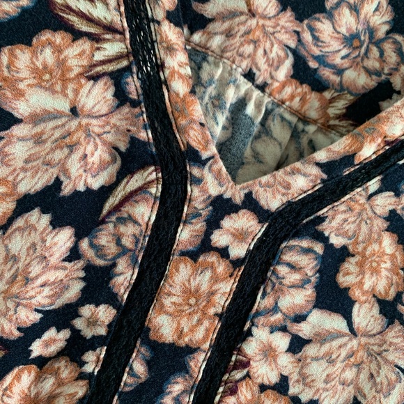 Hinge Floral Print Top with Lace Detailing Size Small - Picture 4 of 4